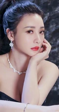 气质女星柳岩高扎马尾造型亮相，着礼裙黑裙气质十足