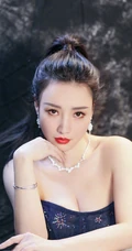 气质女星柳岩高扎马尾造型亮相，着礼裙黑裙气质十足