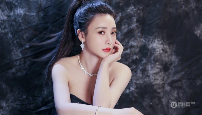 气质女星柳岩高扎马尾造型亮相，着礼裙黑裙气质十足