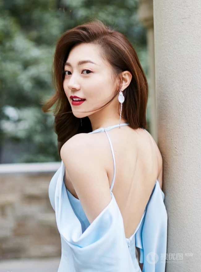 气质时尚女生黄梦莹蓝色V领长裙礼服户外写真美图