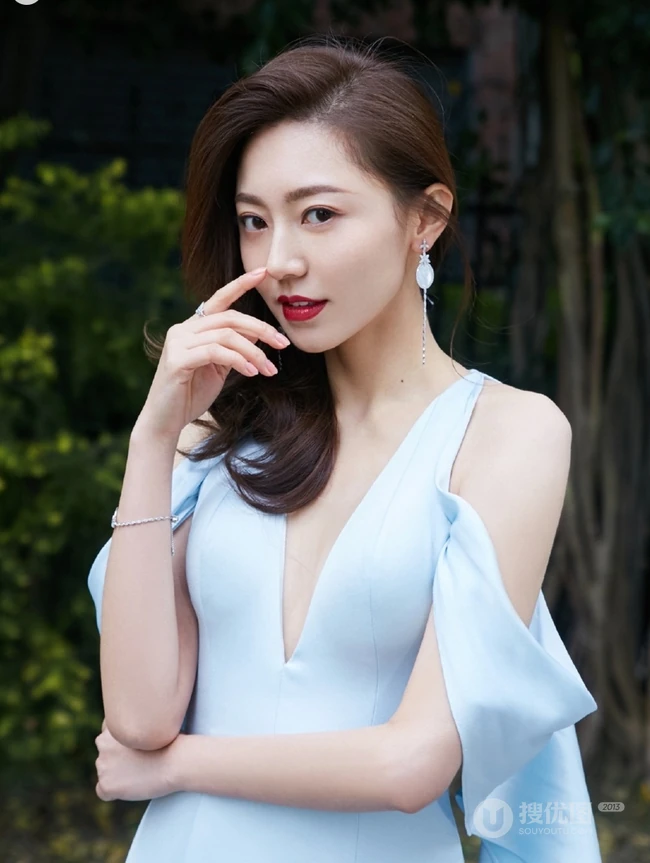 气质时尚女生黄梦莹蓝色V领长裙礼服户外写真美图