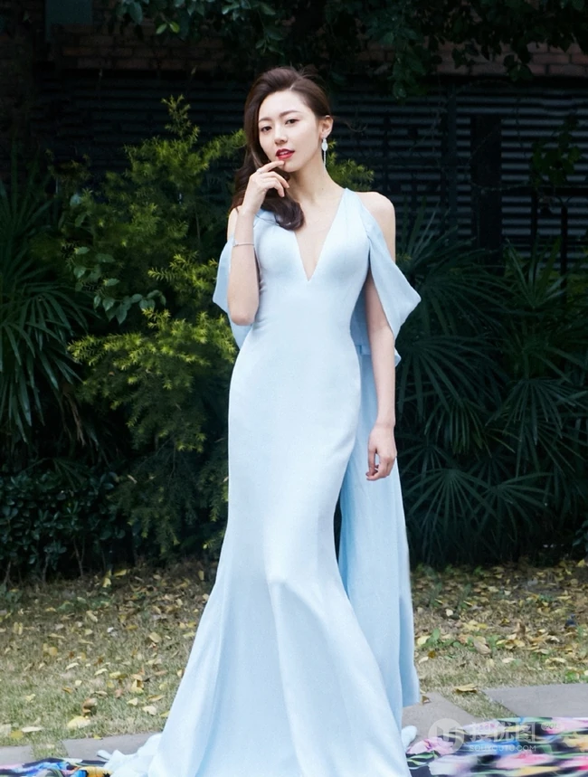 气质时尚女生黄梦莹蓝色V领长裙礼服户外写真美图