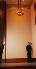 吴磊着黑色西装参加MAHB时尚先生盛典写真图片