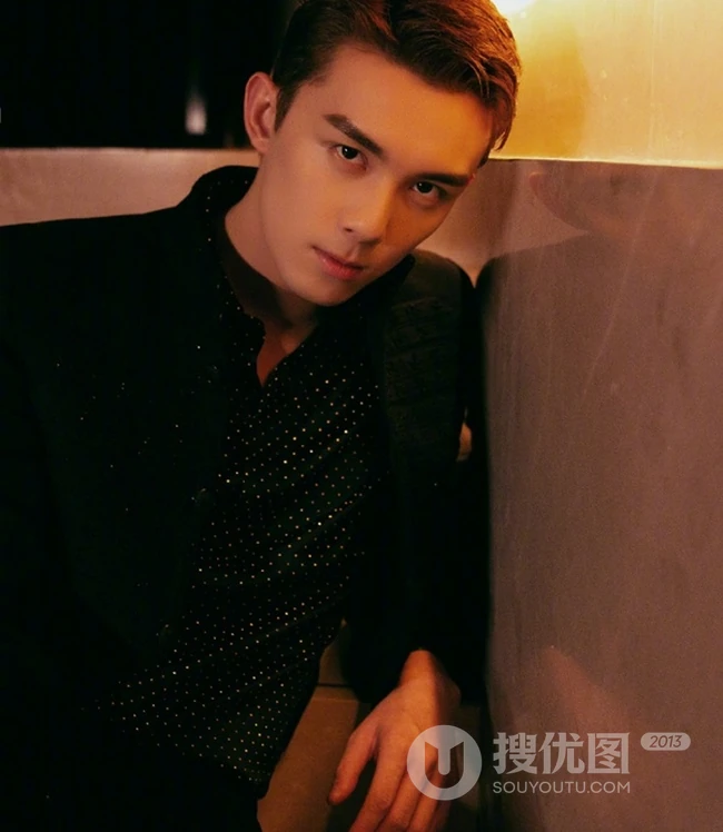 吴磊着黑色西装参加MAHB时尚先生盛典写真图片