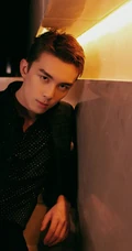 吴磊着黑色西装参加MAHB时尚先生盛典写真图片