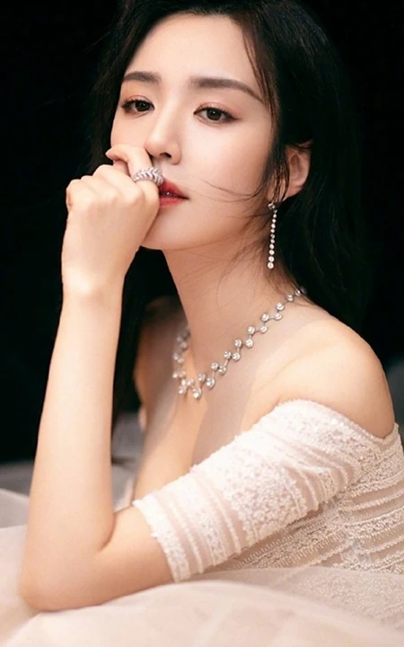 王晓晨气质粉色礼裙蓬蓬裙礼服优雅动人写真图片