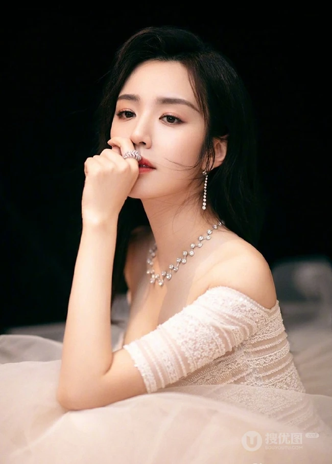 王晓晨气质粉色礼裙蓬蓬裙礼服优雅动人写真图片