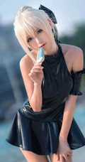 白色头发cosplay的可爱少女