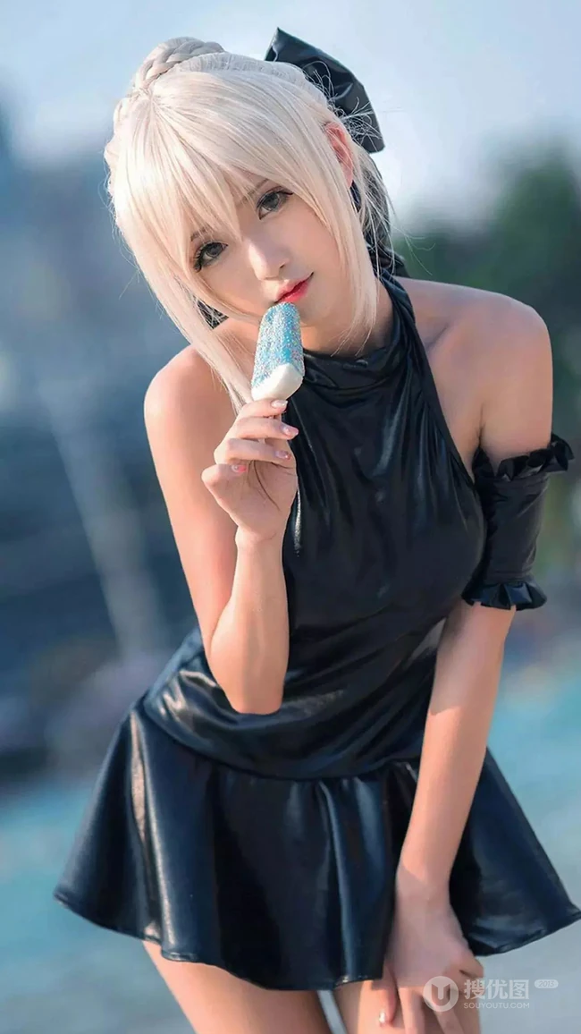 白色头发cosplay的可爱少女