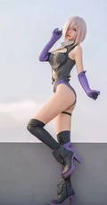 白色头发cosplay的可爱少女