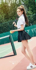 网球少女冯雪娇白衣短裙网球场线条感气质写真图片