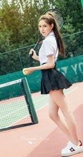 网球少女冯雪娇白衣短裙网球场线条感气质写真图片