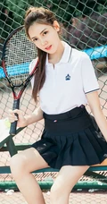 网球少女冯雪娇白衣短裙网球场线条感气质写真图片