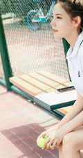 网球少女冯雪娇白衣短裙网球场线条感气质写真图片