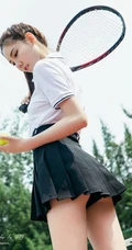 网球少女冯雪娇白衣短裙网球场线条感气质写真图片