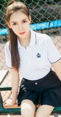 网球少女冯雪娇白衣短裙网球场线条感气质写真图片