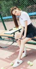 网球少女冯雪娇白衣短裙网球场线条感气质写真图片