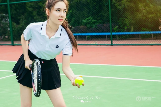 网球少女冯雪娇白衣短裙网球场线条感气质写真图片
