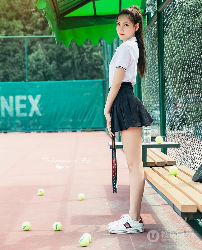 网球少女冯雪娇白衣短裙网球场线条感气质写真图片