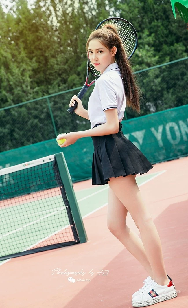 网球少女冯雪娇白衣短裙网球场线条感气质写真图片