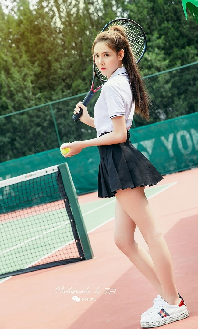 网球少女冯雪娇白衣短裙网球场线条感气质写真图片