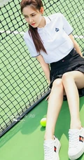 网球少女冯雪娇白衣短裙网球场线条感气质写真图片