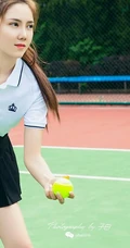 网球少女冯雪娇白衣短裙网球场线条感气质写真图片