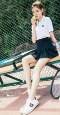 网球少女冯雪娇白衣短裙网球场线条感气质写真图片
