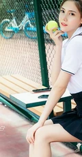 网球少女冯雪娇白衣短裙网球场线条感气质写真图片