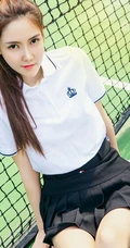 网球少女冯雪娇白衣短裙网球场线条感气质写真图片