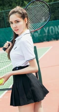 网球少女冯雪娇白衣短裙网球场线条感气质写真图片