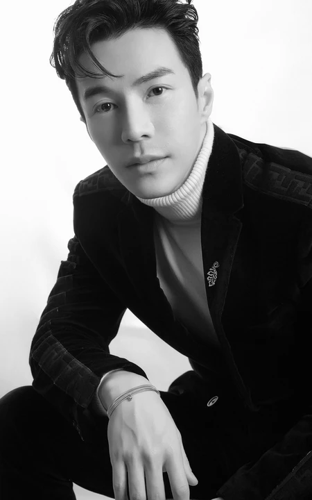 马来西亚帅气男星王冠逸黑白写真图片
