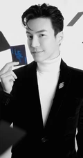 马来西亚帅气男星王冠逸黑白写真图片