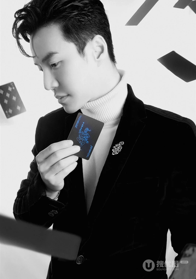 马来西亚帅气男星王冠逸黑白写真图片