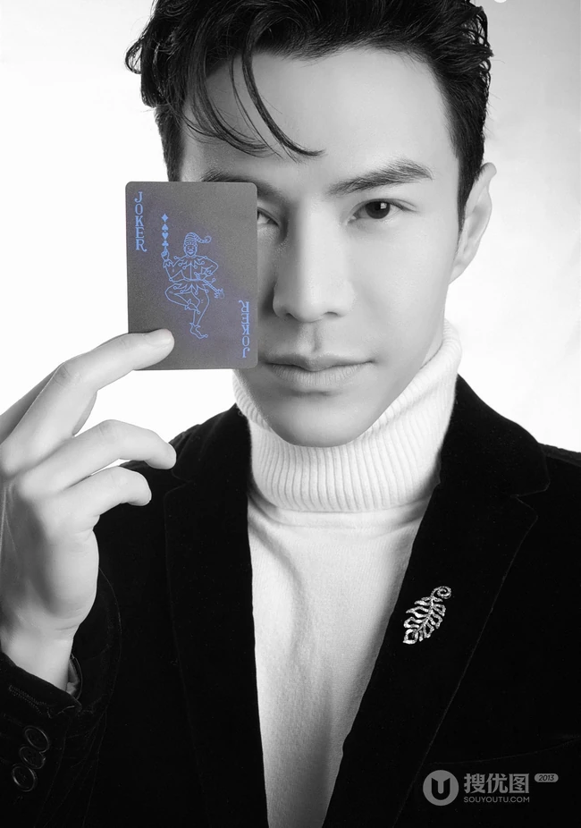 马来西亚帅气男星王冠逸黑白写真图片