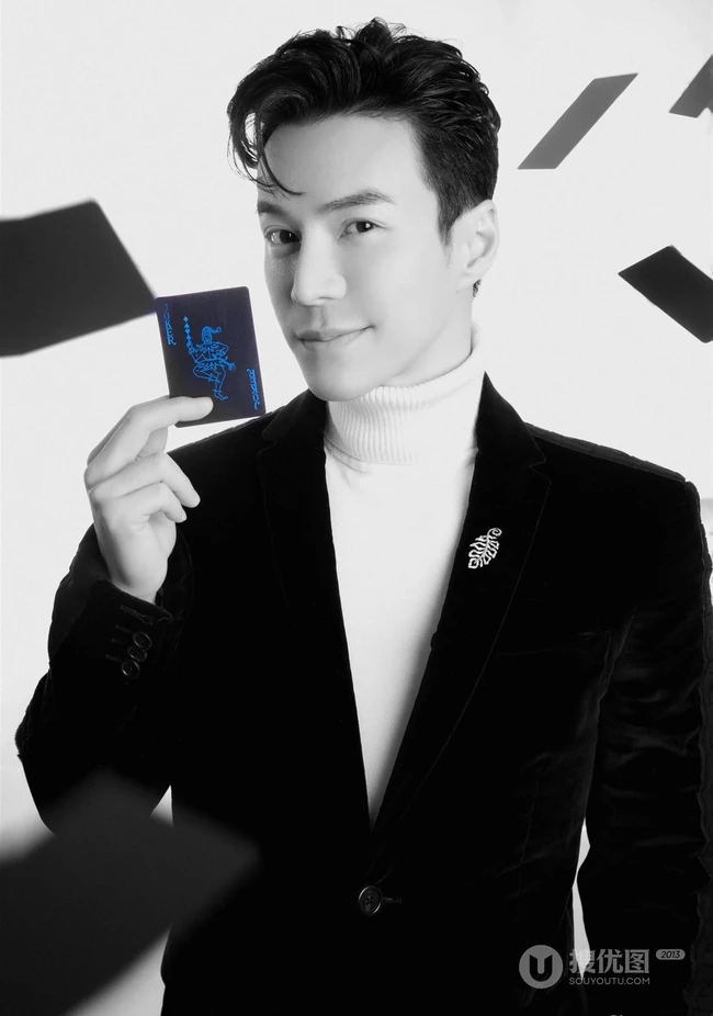 马来西亚帅气男星王冠逸黑白写真图片