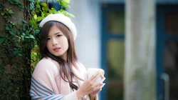 窗台，户外喝着咖啡的欧美美女高清壁纸
