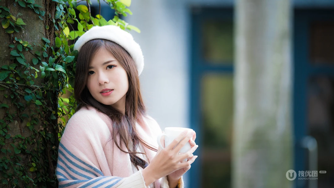 窗台，户外喝着咖啡的欧美美女高清壁纸