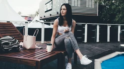 窗台，户外喝着咖啡的欧美美女高清壁纸