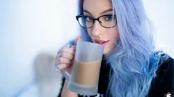 冬季爱喝咖啡的欧美女生街拍
