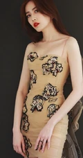 刘美彤超有魅力肩带紧身包臀连衣裙出席活动写真图片