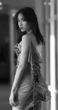 刘美彤超有魅力肩带紧身包臀连衣裙出席活动写真图片