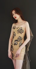 刘美彤超有魅力肩带紧身包臀连衣裙出席活动写真图片