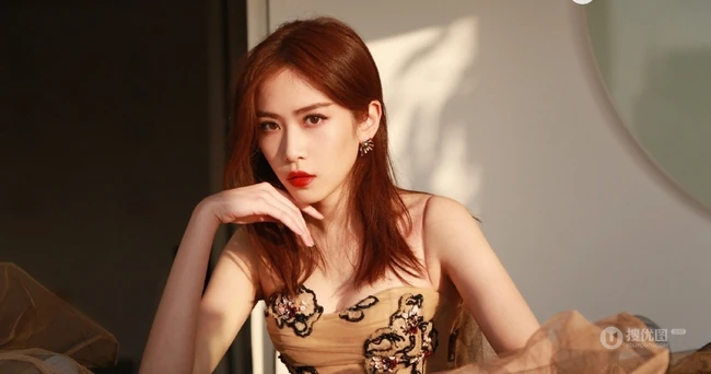 刘美彤超有魅力肩带紧身包臀连衣裙出席活动写真图片