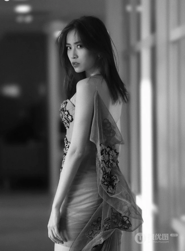 刘美彤超有魅力肩带紧身包臀连衣裙出席活动写真图片