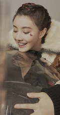 桃红少女心，女演员王鹤润精致有型随性写真图片