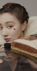 桃红少女心，女演员王鹤润精致有型随性写真图片