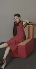 桃红少女心，女演员王鹤润精致有型随性写真图片