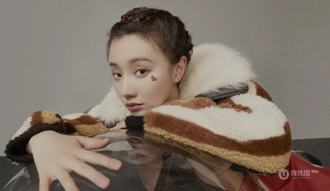 桃红少女心，女演员王鹤润精致有型随性写真图片