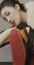 桃红少女心，女演员王鹤润精致有型随性写真图片